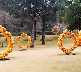 日本鹿兒島「霧島藝術之森」美術館的韓國藝術家崔正化的作品「你就是藝術」