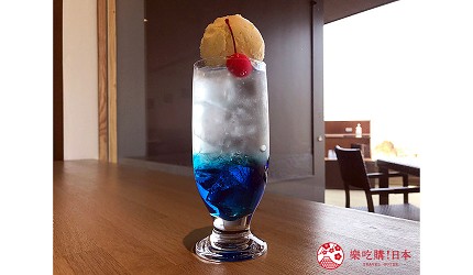 靜岡箱根一日遊Fujimi Cafe的招牌飲品藍色「Fujimi Soda」