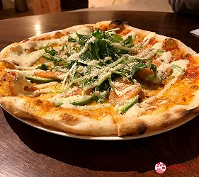 靜岡箱根一日遊箱根 BAR 溫泉Guesthouse「HakoneTent」的披薩