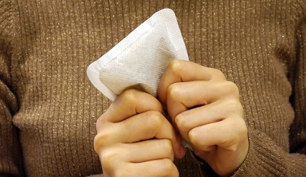 日本製暖暖包推薦暖貼推介暖身貼推介貼式重複使用原理的成分女生雙手拿着小白兔暖包