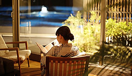城崎日和山溫泉旅館「金波樓」的渚之館時じく的客廳休息區可以讀書喝咖啡