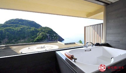 城崎日和山溫泉旅館「金波樓」的「渚之館時じく」套房可邊泡澡邊看風景