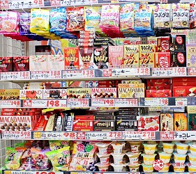 日本推薦便宜藥妝店「大國藥妝」店內架上的餅乾零食伴手禮