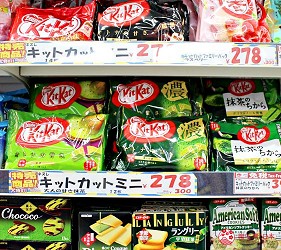 日本推薦便宜藥妝店「大國藥妝」店內架上的 KitKat 巧克力抹茶口味