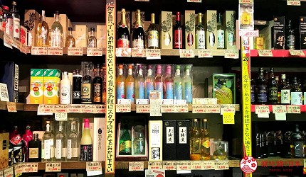 日本沖繩美國村B區沖繩酒藏、泡盛專賣店「泡盛藏」內酒類擺設
