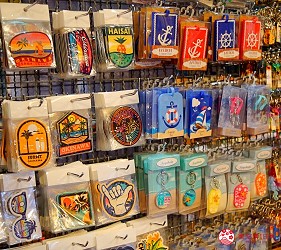 日本沖繩美國村最大間美式潮店「Depot Island」販售的美式貼紙、鑰匙圈