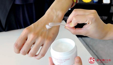 京都美人的秘密美妝保養品「京乃雪」的明星商品修復乳（リカバリィジェルクリーム）塗在手上