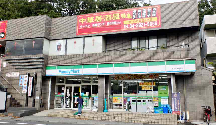 東京埼玉西武球場站附近的全家便利商店