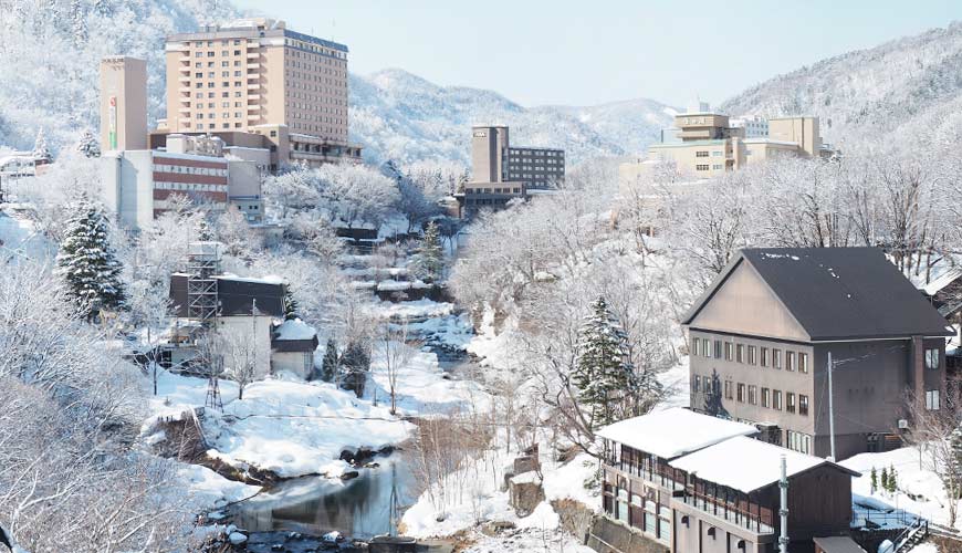 北海道定山溪溫泉兩天一夜行程滿山楓葉雪中溫泉絕景札幌出發40分就看得到