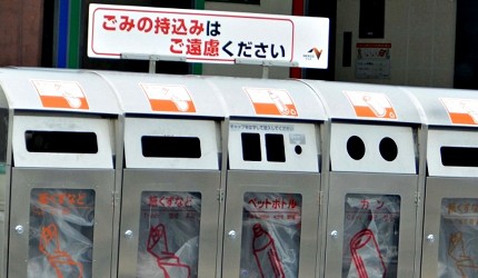 日本路邊的一排垃圾桶上也有設告示