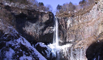 日本關東自由行栃木縣旅遊必去景點推薦日本三大名瀑之一華嚴瀑布的冬季結冰雪景