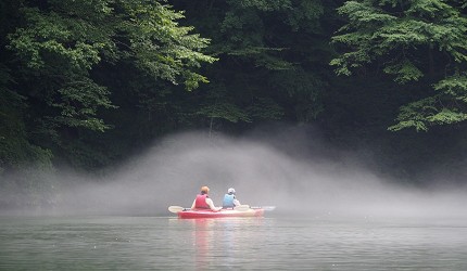 日本關東栃木縣日光市旅遊必去景點推薦兩人在川治溫泉小網水壩湖面划獨木舟