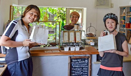 日本關東栃木縣那須市旅遊必去景點推薦RideExperience一男一女在甜點店內手上拿著白色紙袋