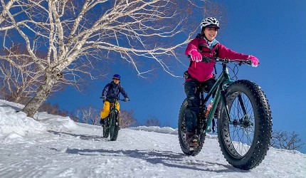 日本關東栃木縣那須市旅遊必去景點推薦RideExperience一男一女在雪中騎雪地腳踏車