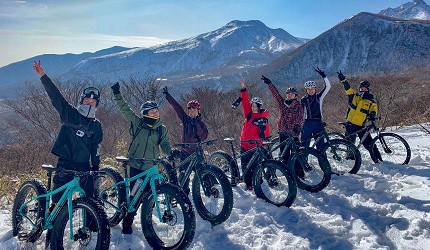 日本關東栃木縣那須市旅遊必去景點推薦RideExperience一群人牽雪地腳踏車背對雪山拍合照