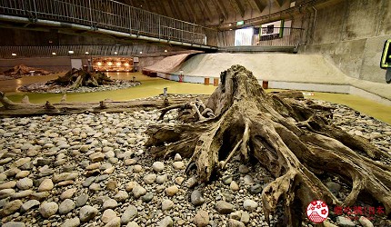 日本富山縣魚津市內的埋沒林館內的圓形屋頂展示館內觀