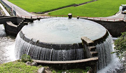 日本富山縣魚津內打卡熱點東山円筒分水槽水滿溢的狀態