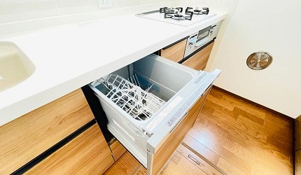 省水洗碗機推薦好用獨立式洗碗機推介流理台下面被打開的洗碗機