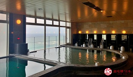 沖繩10大住宿推薦，中部地區美國村的「Vessel hotel Campana Okinawa」景觀浴場