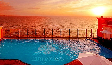 沖繩10大住宿推薦，中部地區美國村的「Vessel hotel Campana Okinawa」的泳池與黃昏