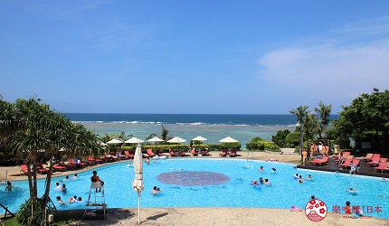 沖繩10大住宿推薦，中部地區的「沖繩阿利比拉日航度假酒店」的露天泳池與海灘