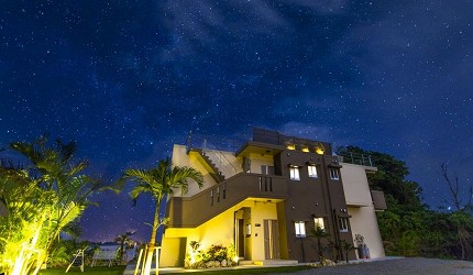 沖繩10大住宿推薦，北部地區美麗海的「Beach side resort Grand blue 沖繩」位在郊區的星星