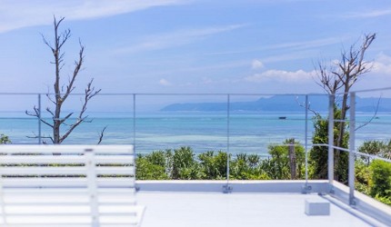 沖繩10大住宿推薦，北部地區美麗海的「Beach side resort Grand blue 沖繩」頂樓眺望海邊景色