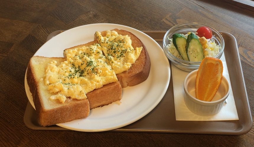 日本京都推薦廚房用品店「KOTANI」（コタニ金物）的咖啡店提供早餐