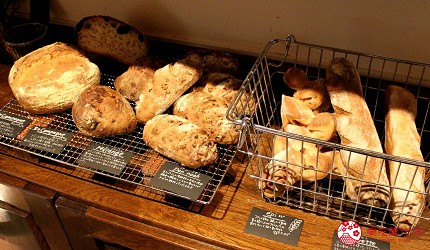 關西自由行最美溫泉城崎溫泉城崎麵包ONE麵包架上剛出爐的麵包