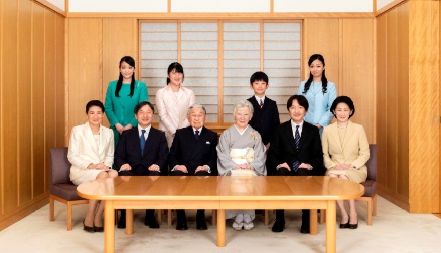 《天皇竟然沒姓氏也沒護照？10個你不能不知道的日本皇室豆知識！》文章首圖的日本皇室一家
