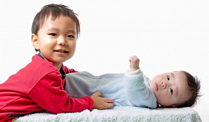 日本嬰兒用品挑選注意事項2021彌月禮物推薦新生寶寶推介最合用2名男嬰合照