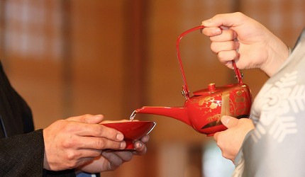日本神前式會用到收藏酒具送禮推薦推介新潟燕商事鍍金酒壺酒杯組喝日本酒最適合的銚子來倒酒