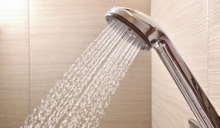 日本必買蓮蓬頭推薦推介toto增壓省水takagi除氯過濾洗澡就像SPA一樣的弱水流蓮蓬頭使用中