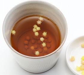 日本伴手禮推薦新潟浮星糖果吃法示範加進茶水