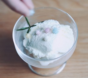 日本伴手禮推薦新潟浮星糖果吃法示範加進冰淇淋