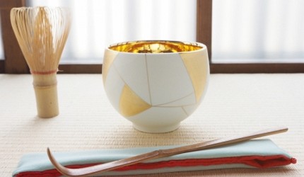 日本陶瓷餐具推薦推介SIONE質感弦月對杯夢幻精緻碗盤送禮首選結婚賀禮日系餐具陶瓷藝術的金彩茶碗展示在桌上