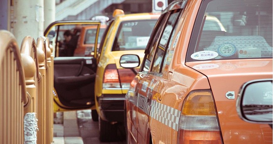 日本東京大阪九州關西沖繩交通方便快捷搭的士計程車taxi的車門會由司機遙控開關