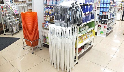 便利商店的傘以透明或白色的塑膠傘和黑色摺傘、直傘為主