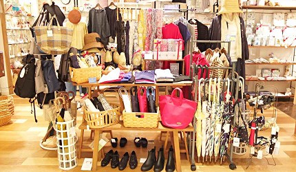 日式雜貨店、服飾店和百貨公司可以買到雨傘