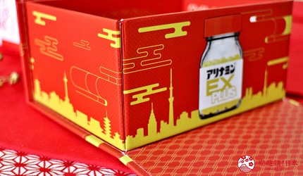 日本旅行自由行必買藥妝中2020推出了新年限定包裝的合利他命精美禮盒和風精裝盒的日式圖騰設計中可見晴空塔、新宿 docomo 大樓