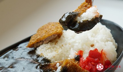 沖繩必吃美食推薦11選海鮮店家「海人食堂」的墨魚咖哩
