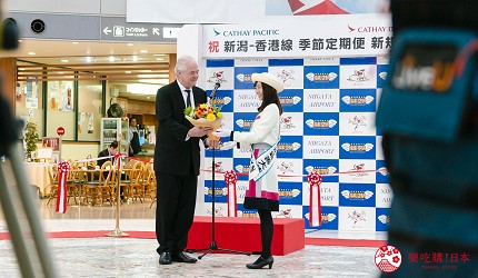 國泰港龍航空正式推出香港直飛日本新潟航線在機場的記者會上來賓接收花束