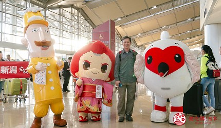 國泰港龍航空正式推出香港直飛日本新潟航線在機場的記者會上的吉祥物