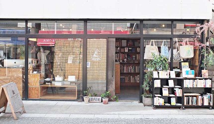 以日本藝術文化為主題的書店「nostos books」