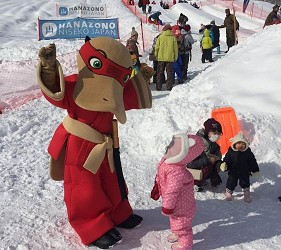 日本有中文教練的滑雪場推介的中文滑雪場新雪谷國際滑雪學校的吉祥物很受小孩歡迎