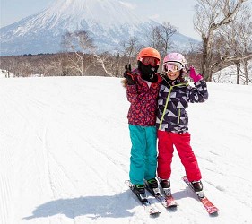 日本有中文教練的滑雪場推介的中文滑雪場新雪谷國際滑雪學校內的客人開心合照
