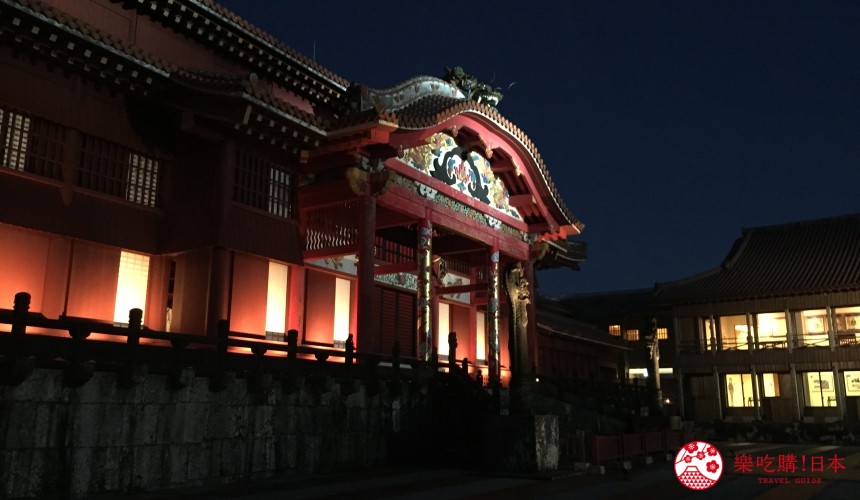 世界遺產日本沖繩那霸「首里城」的正殿夜晚照片