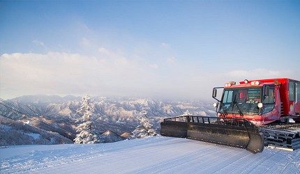 日本東北福島會津高原的Takatsue滑雪場內可乘搭雪車登山頂近距離賞冬天才看到的樹冰