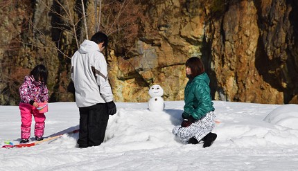 盧之牧溫泉雪上樂園裡小孩開心地體驗堆雪人