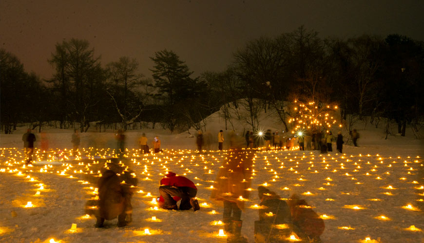日本東北會津在凍結的沼澤上放上3,000顆蠟燭的光景